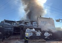 Φωτιά στο Μενίδι σε επιχείρηση με ανταλλακτικά αυτοκινήτων: Μεγάλη επιχείρηση για την κατάσβεσή της, δείτε βίντεο
