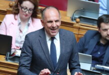 Σύγκρουση στη Βουλή για τον μόνιμο υφυπουργό στο ΥΠΕΞ: Η αντιπολίτευση βλέπει «τακτοποίηση» Χατζηβασιλείου, ο όρος υπάρχει στο Σύνταγμα λέει ο Γεραπετρίτης