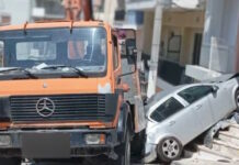 Τροχαίο στην Ηλιούπολη: Νέες εικόνες και μαρτυρίες από το «τρελό» φορτηγό – Αυτοκίνητο «καρφώθηκε» στην είσοδο πολυκατοικίας