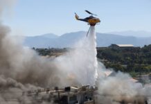 Φωτιά σε εργοστάσιο χαρτιών στο Ηράκλειο: Κάηκαν τρία σπίτια και επιχειρήσεις, μήνυμα του 112 για τους καπνούς