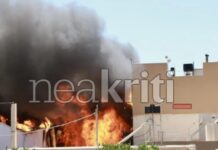 Φωτιά σε εργοστάσιο χαρτιών στο Ηράκλειο: Καίγονται τρία σπίτια – Μήνυμα του 112