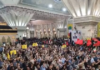 Ιράν: Πλήθος κόσμου στο μαυσωλείο του αγιατολάχ Χομεϊνί στην Τεχεράνη