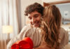 Love bombing: Όταν κάποιος σε ανεβάζει ψηλά για να σε αφήσει να πέσεις