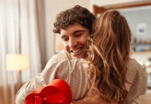 Love bombing: Όταν κάποιος σε ανεβάζει ψηλά για να σε αφήσει να πέσεις