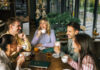 Friendfluence: Όταν οι φίλοι σου επηρεάζουν το ποιον θα ερωτευτείς – Γιατί η γνώμη της παρέας μετράει περισσότερο από ποτέ;