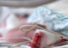 Πάτρα: Συνελήφθη η μητέρα του 7 μηνών βρέφους που νοσηλεύεται με κατάγματα – «Έπεσε από το κρεβάτι», υποστηρίζει