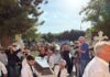 Γυναικοκτονία στην Καλαμάτα: Ράγισαν καρδιές στην κηδεία της 39χρονης μητέρας – Με λευκά λουλούδια την αποχαιρέτησαν φίλοι και συγγενείς