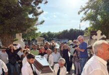 Γυναικοκτονία στην Καλαμάτα: Ράγισαν καρδιές στην κηδεία της 39χρονης μητέρας – Με λευκά λουλούδια την αποχαιρέτησαν φίλοι και συγγενείς