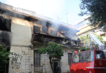 Φωτιά στην Καλλιθέα: «Ευχαριστώ όλους τους γείτονες – Υπάρχει ακόμα ανθρωπιά», λέει η κόρη της 73χρονης που πήδηξε από το μπαλκόνι