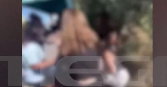 Εύβοια: Η στιγμή που μαθήτριες πιάνονται στα χέρια έξω από σχολείο – «Θα μπορούσα να έχω πάρει το παιδί μου σε κάσα»
