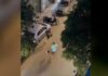 Κολωνός: Οδηγοί μηχανής πιάστηκαν στα χέρια σε σιδηροδρομική διάβαση για την προτεραιότητα – Βίντεο από τον άγριο καυγά τους