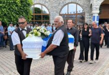 Δράμα: Σε κλίμα οδύνης η κηδεία της 45χρονης που σκότωσε με 7 μαχαιριές ο 50χρονος σύζυγός της