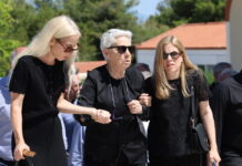 Συγκίνηση στην κηδεία του Γιώργου Σουφλιά – Στην εξόδιο ακολουθία ο Κυριάκος Μητσοτάκης