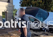 Τροχαίο στην Κυλλήνη: Αυτοκίνητο καρφώθηκε και κρεμάστηκε σε τοίχο, μία τραυματίας
