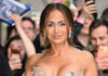 Jennifer Lopez: Bronze μακιγιάζ με λιλά σκιά γίνεται το απόλυτο καλοκαιρινό trend