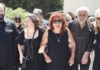 Μαίρη Ραζή: Η σπαρακτική στιγμή που τραγουδάει «Τα ματόκλαδά σου λάμπουν» στην κηδεία του Σωτήρη Τσόγκα