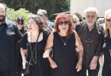 Μαίρη Ραζή: Η σπαρακτική στιγμή που τραγουδάει «Τα ματόκλαδά σου λάμπουν» στην κηδεία του Σωτήρη Τσόγκα