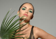 Mermaid makeup: Η τάση που θα σας χαρίσει από τα πιο ονειρεμένα μακιγιάζ