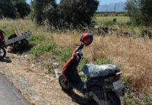 Τροχαίο στη Μεσαρά: Μηχανάκι «καρφώθηκε» σε καρότσα που έσερνε σταματημένη μοτοσικλέτα