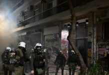 Επεισόδια στα Εξάρχεια: Κουκουλοφόροι επιτέθηκαν με μολότοφ σε αστυνομικούς – Κυνηγητό στους δρόμους και προσαγωγές