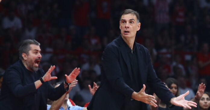 Ο Γιώργος Μπαρτζώκας τα «έχωσε» στον Σάσα Βεζένκοφ για ένα λάθος στο Ολυμπιακός – Παναθηναϊκός