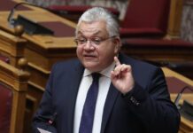 Κουκουλοφόροι πέταξαν τρικάκια στο σπίτι του υφυπουργού Παιδείας Νίκου Παπαϊωάννου – «Δεν έκανα ποτέ πίσω»