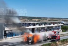 Φωτιά σε νταλίκα στη Μουδανιών – Θεσσαλονίκης, ακούστηκαν εκρήξεις: Δείτε βίντεο