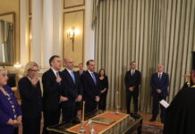 Ορκίστηκαν τα νέα μέλη της κυβέρνησης – Το χειροφίλημα στην Αλεξάνδρα Παπαδοπούλου και η νέα θέση υφυπουργού