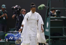 Η Ναόμι Οσάκα εντυπωσίασε στο Wimbledon με τρομερό λευκό κιμονό που έμοιαζε με νυφικό