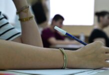 Πανελλήνιες 2026: Μαθήτρια «πιάστηκε» με κινητό στο μάθημα της Βιολογίας και μηδενίστηκε