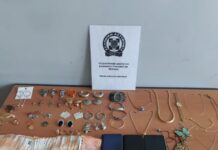 Πειραιάς: 30χρονος πιάστηκε στα «πράσα» την ώρα που προσπαθούσε να εξαπατήσει γυναίκα – Της ζήτησε να βγάλει τα κοσμήματα και να τα βάλει σε κάδο απορριμμάτων