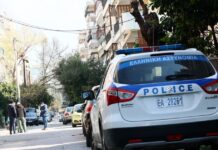 Θεσσαλονίκη: Αστυνομικοί του έκαναν παρατήρηση για δυνατή μουσική και τους πέταξε τσιμεντόλιθο