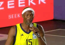 Ο Μπρεντ Πέτγουεϊ έκλεψε την παράσταση στο AegeanBall Festival: Τραγούδησε το «Αγαπώ μια πιτσιρίκα» και έγινε viral