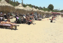 Κοσμοσυρροή στις παραλίες της Αττικής – «Τσουχτερή» η βουτιά στις οργανωμένες παραλίες