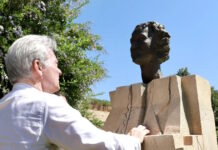 Ηράκλειο: Ξανά στη θέση της η προτομή του Νίκου Ξυλούρη, μετά το βανδαλισμό της