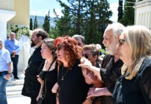 Κηδεία Σωτήρη Τσόγκα: Συγκίνηση στο τελευταίο αντίο στον ηθοποιό – Συντετριμμένη η σύζυγός του, Μαίρη Ραζή