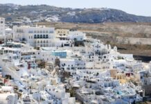 Σαντορίνη: Χειροπέδες σε ανήλικο που οδηγούσε μοτοσικλέτα χωρίς άδεια και παρέσυρε πεζό