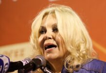 Η Σεμίνα Διγενή αποχαιρετά τον Νάσο Αθανασίου: «Δίπλα σου μπουσούλησα στη ζωντανή τηλεόραση»