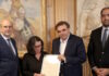 Το πτυχίο του Βαγγέλη Γιακουμάκη παρέδωσε στη μητέρα του ο Μαργαρίτης Σχοινάς