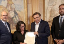 Το πτυχίο του Βαγγέλη Γιακουμάκη παρέδωσε στη μητέρα του ο Μαργαρίτης Σχοινάς