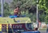 Ρόδος: Γυμνός τουρίστας σκαρφάλωσε σε ασθενοφόρο και πήδηξε στον δρόμο