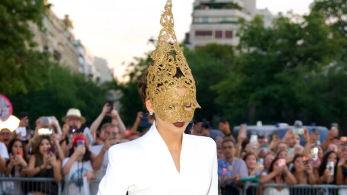 1783525451_Zendaya-Το-καθηλωτικό-look-με-Givenchy-για-την-ταινία-The.jpg