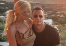 Ο Παναγιώτης Κουτσουμπής αγκαλιά με την κόρη του, Ξένια στην Πάρο