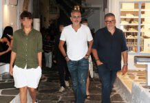 Γιώργος Λιάγκας: Οι βόλτες στα σοκάκια της Μυκόνου παρέα με τον μεγάλο του γιο, Γιάννη