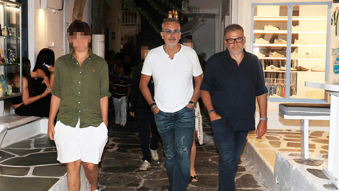 1783944647_Γιώργος-Λιάγκας-Οι-βόλτες-στα-σοκάκια-της-Μυκόνου-παρέα-με.jpg