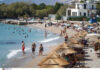 Ακριβή η βουτιά στις οργανωμένες παραλίες – Πού κινούνται οι τιμές