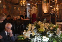 Βάγια Νέστορα: Σε κλίμα συγκίνησης η κηδεία της – Η σορός της έφτασε στην εκκλησία