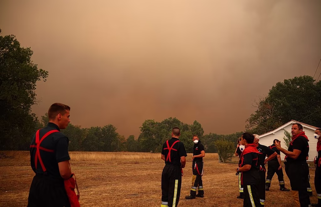 Πύρινος εφιάλτης στη Γαλλία – Στα 15 χλμ από την είσοδο του Μπορντό έχουν φτάσει οι φλόγες