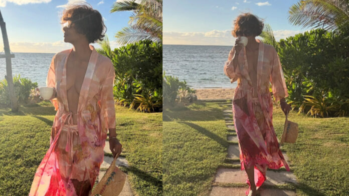 Halle-Berry-Πόζαρε-χωρίς-σουτιέν-δίπλα-στη-θάλασσα.jpg