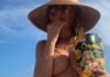Heidi Klum: Ποζάρει τόπλες στην παραλία ενώ τρώει πατατάκια – Δείτε βίντεο